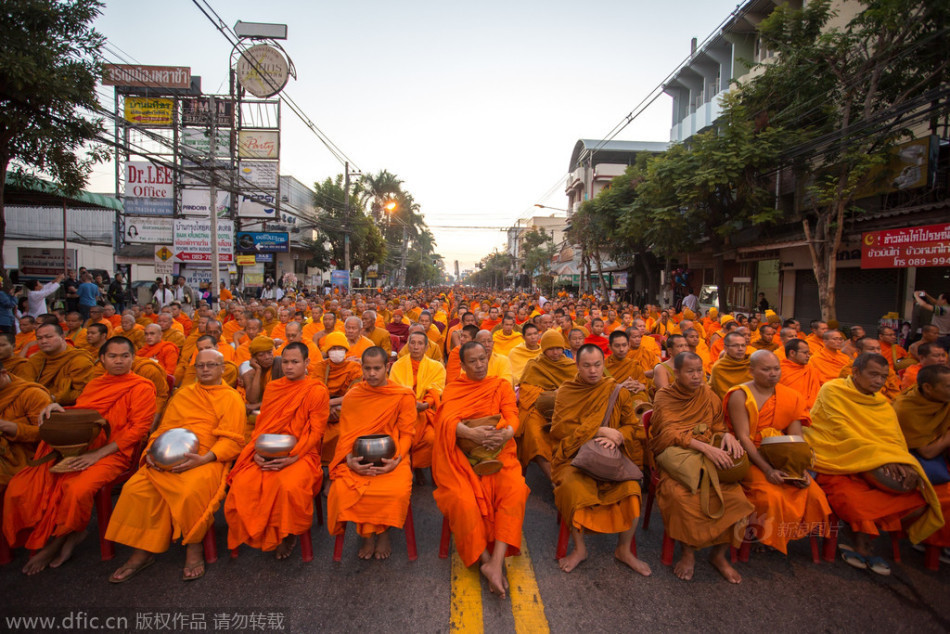 万名泰国僧侣街头化缘坐等施舍