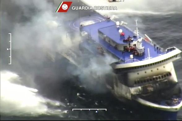 意大利起火渡轮190人获救 287人仍被困