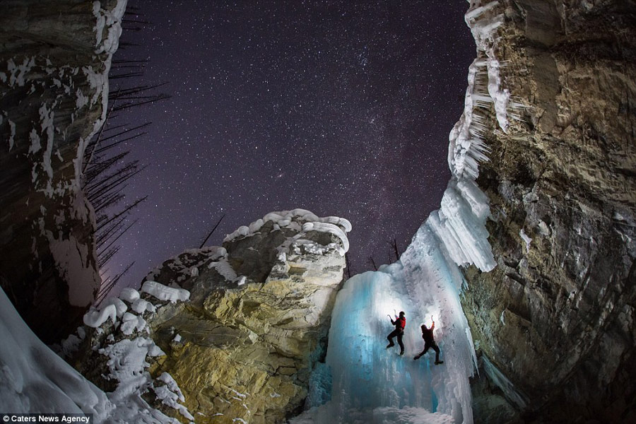 勇士星空下攀登加拿大冰冻瀑布 摄影师拍壮美动人全景