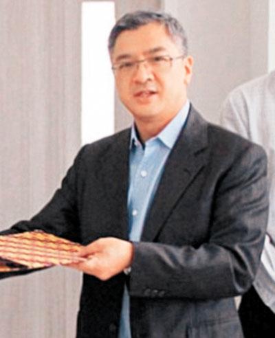 失联航班上港人因票不够与妻儿分乘 妻儿幸存