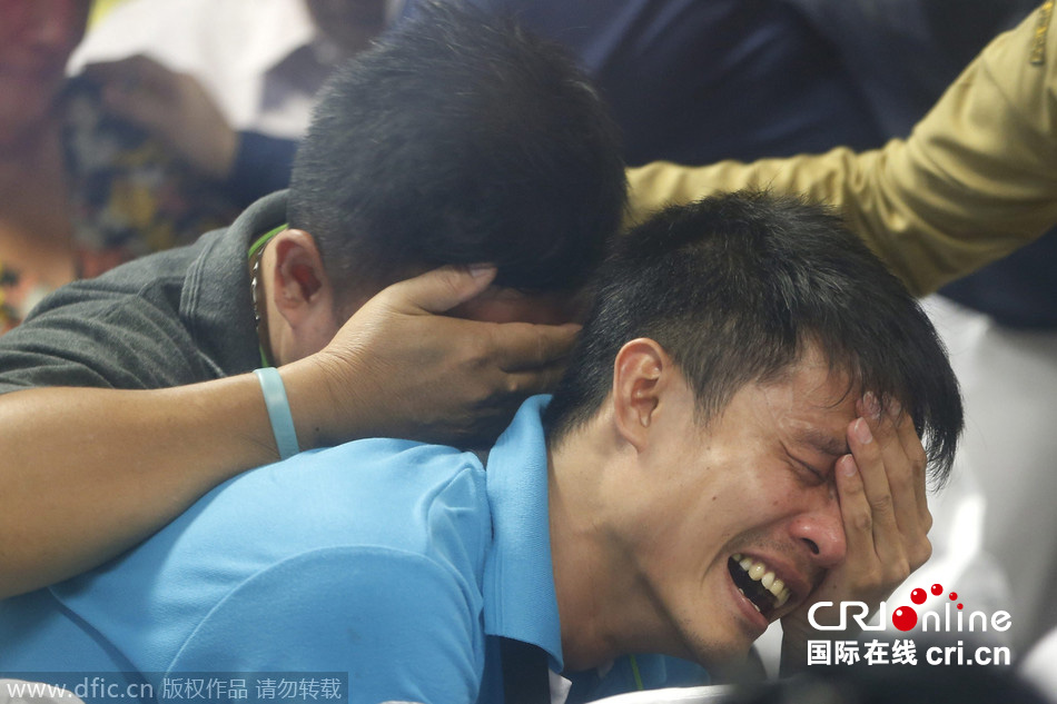 印尼确认找到失联亚航客机残骸 乘客家属情绪崩溃