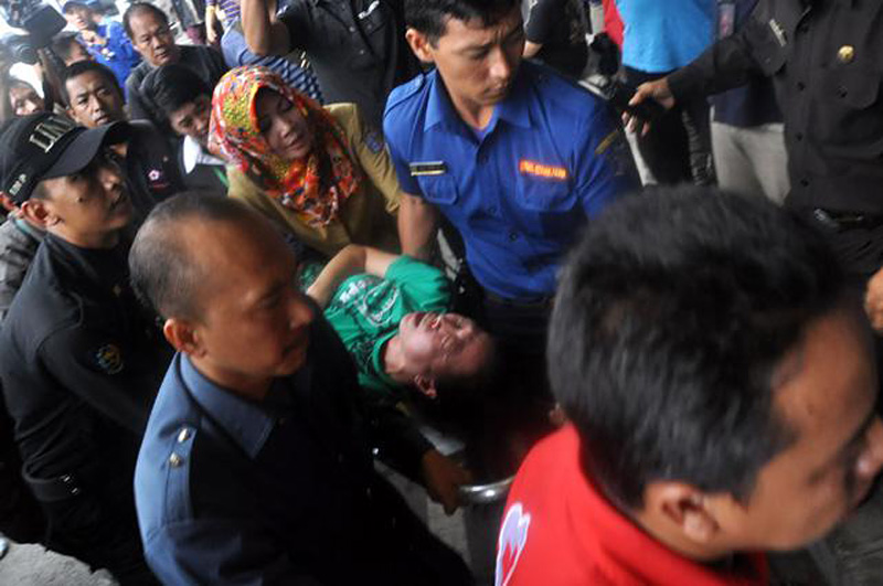 印尼确认找到失联亚航客机残骸 乘客家属情绪崩溃