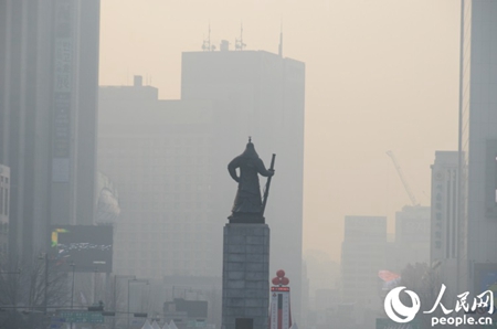 韩国首尔雾霾严重发布预警 PM2.5指数:120[2]