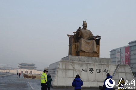 韩国首尔雾霾严重发布预警 PM2.5指数:120[4]