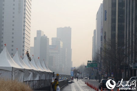 韩国首尔雾霾严重发布预警 PM2.5指数:120[5]