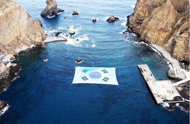 韩教授制作大型太极旗放在独岛 宣传领土主权
