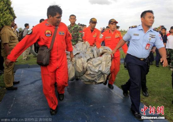 亚航失事航班2具遇难者遗体已运抵印尼
