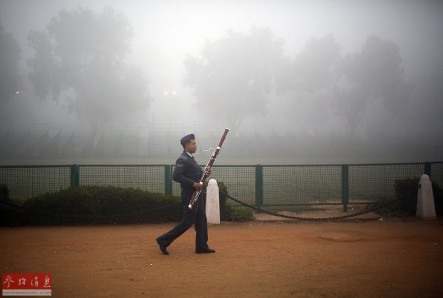 印度士兵为共和国日在严重雾霾中彩排