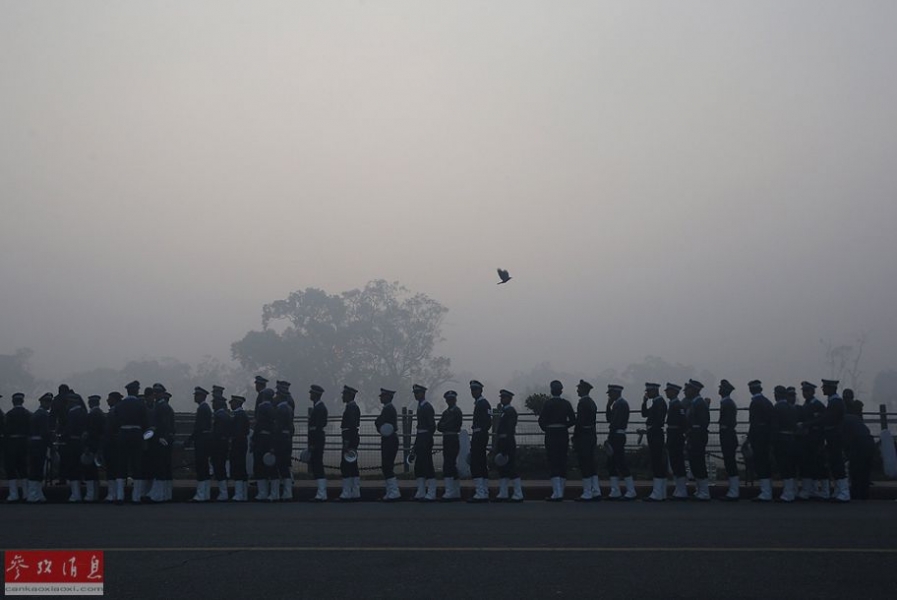 印度士兵为共和国日在严重雾霾中彩排