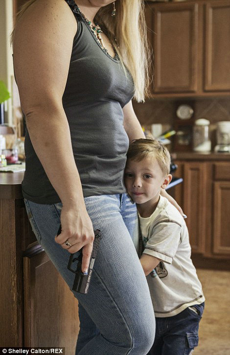 德克萨斯女性随身带枪保护自己