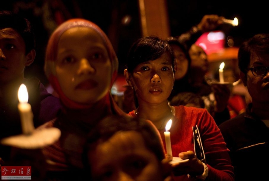 印尼民众为亚航失联客机乘客祈福