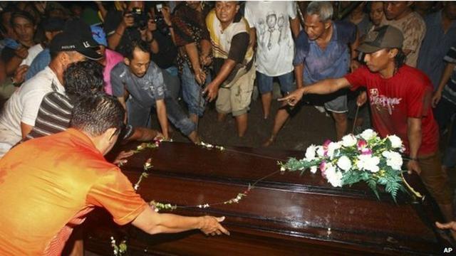 亚航事件寻获9具遗体 印尼为一遇难者举行葬礼
