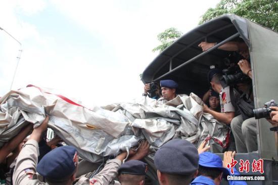 亚航客机事件搜救继续 已发现10具遇难者遗体
