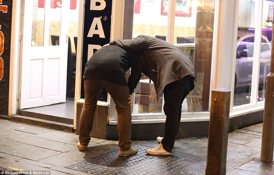 跨年夜英国街头路人醉态