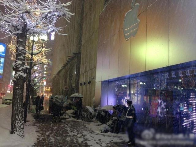 日本“果粉”雪天通宵排队 警察拍肩确认死活