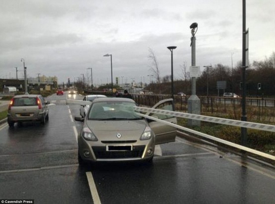 英国大风吹跑飞机致4乘客受伤