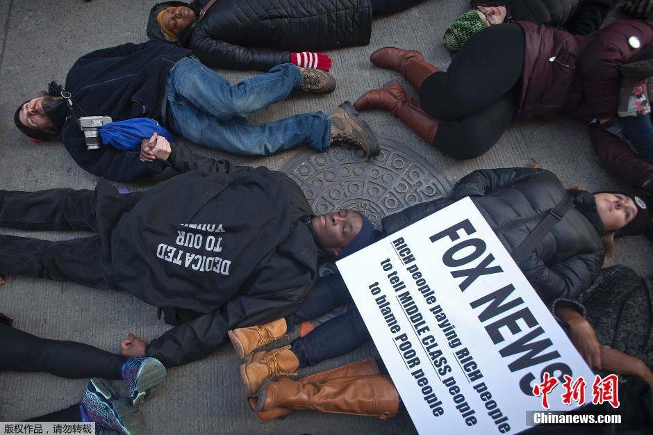 民众“横尸”纽约街头 抗议媒体报道反警方暴力示威存偏见