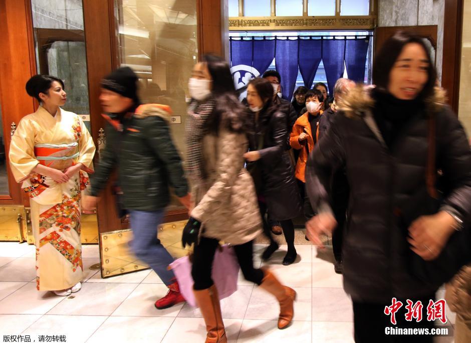 日本民众庆祝新年 冲进商场抢“福袋”