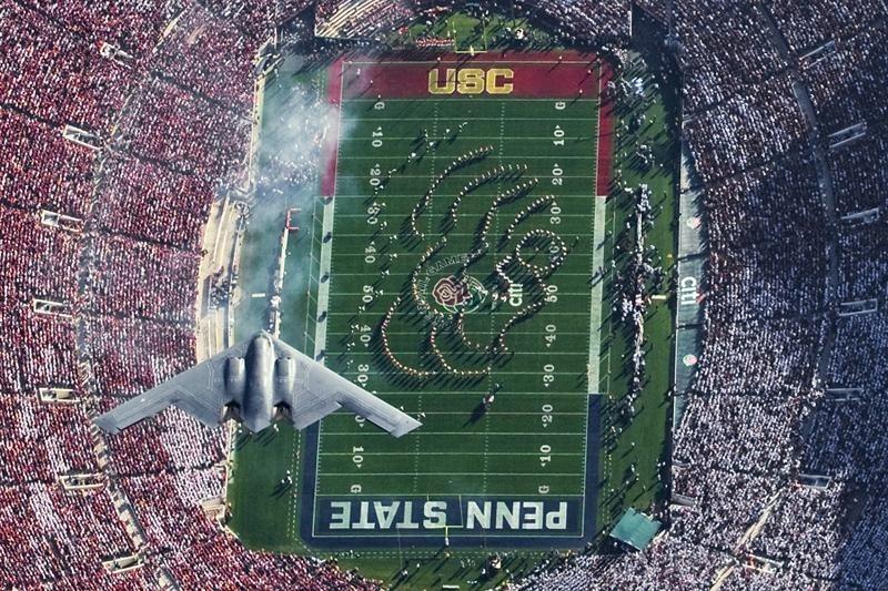 美军B-2隐形轰炸机低空掠过球场问候观众