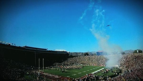 美军B-2隐形轰炸机低空掠过球场问候观众