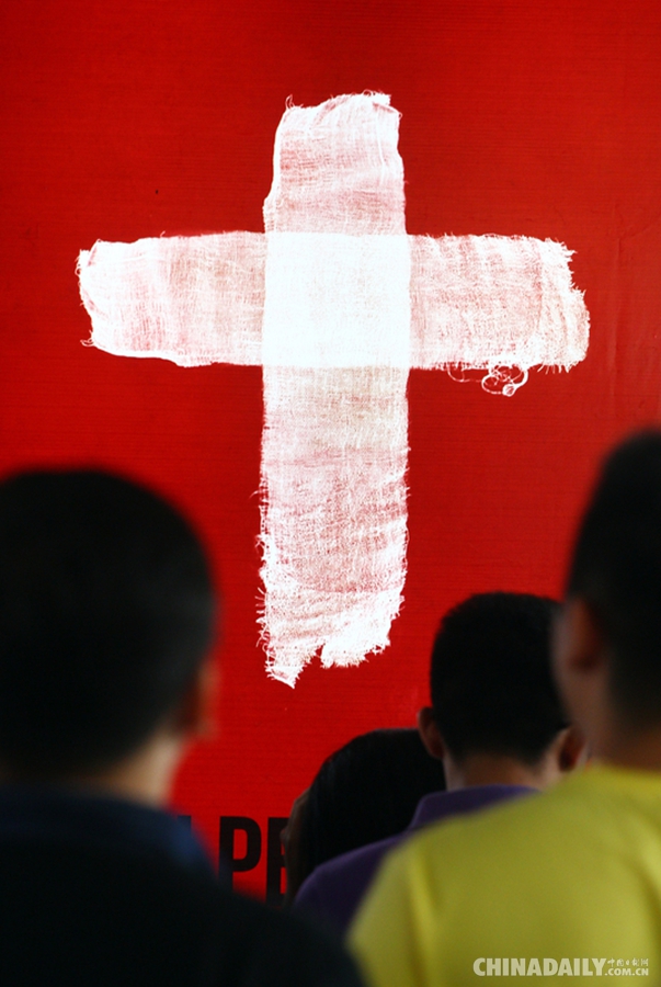 印尼泗水沙仑玫瑰教会为遇难亚航祈祷