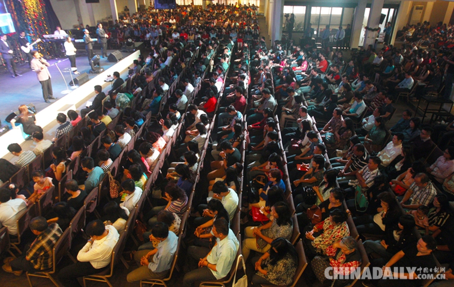 印尼泗水沙仑玫瑰教会为遇难亚航祈祷