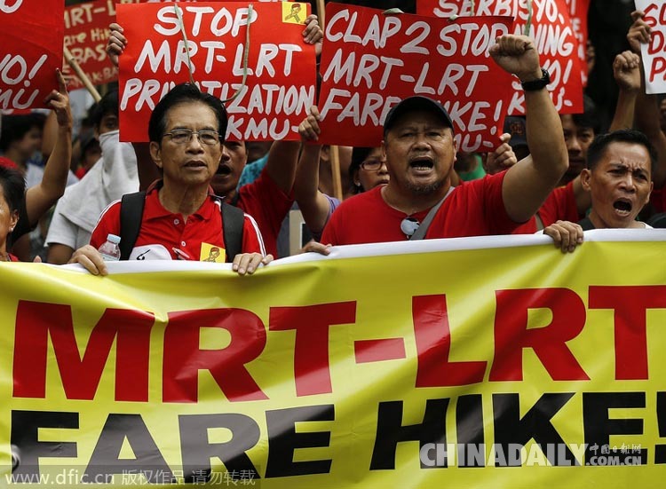 菲律宾民众最高法院外抗议火车票突然涨价