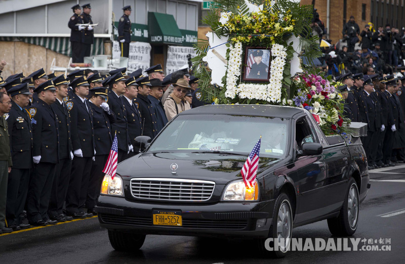 纽约举行被枪杀华裔警察葬礼 数千警察民众参加
