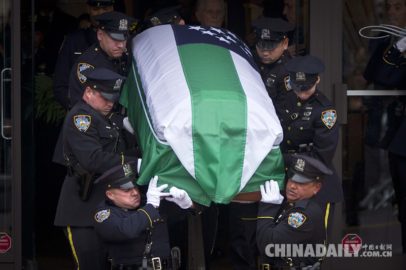 纽约举行被枪杀华裔警察葬礼 数千警察民众参加