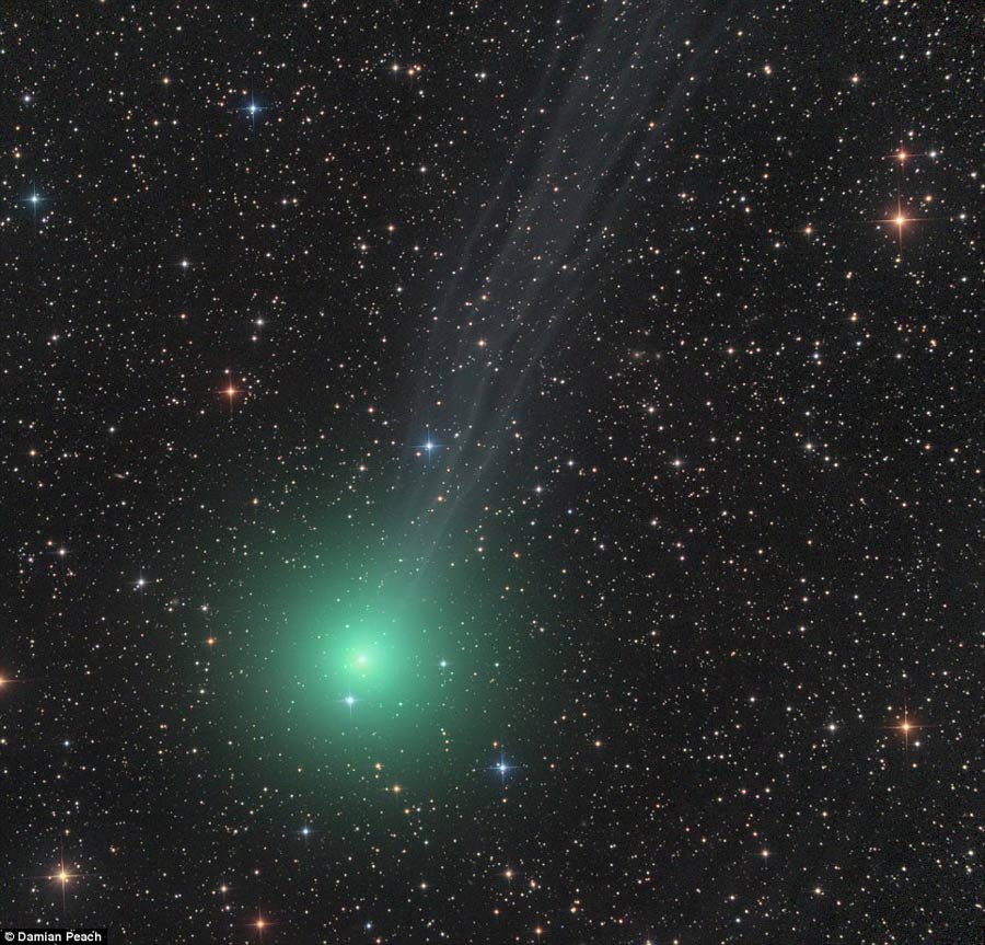 摄影师拍下彗星绿色彗尾 闪闪发光华丽至极