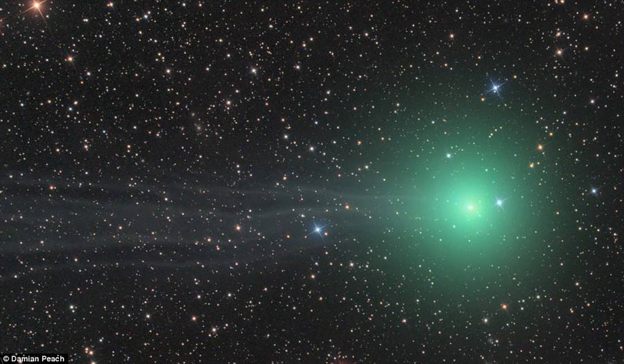 摄影师拍下彗星绿色彗尾 闪闪发光华丽至极