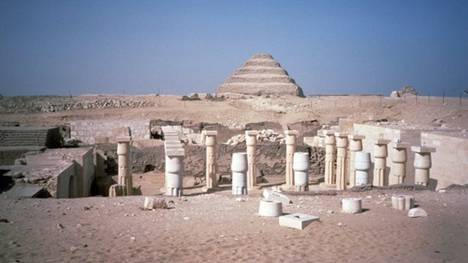 埃及考古学家发掘身份不明王后墓 墓主或为法老妻