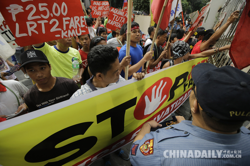 菲民众聚集示威 抗议火车票涨价