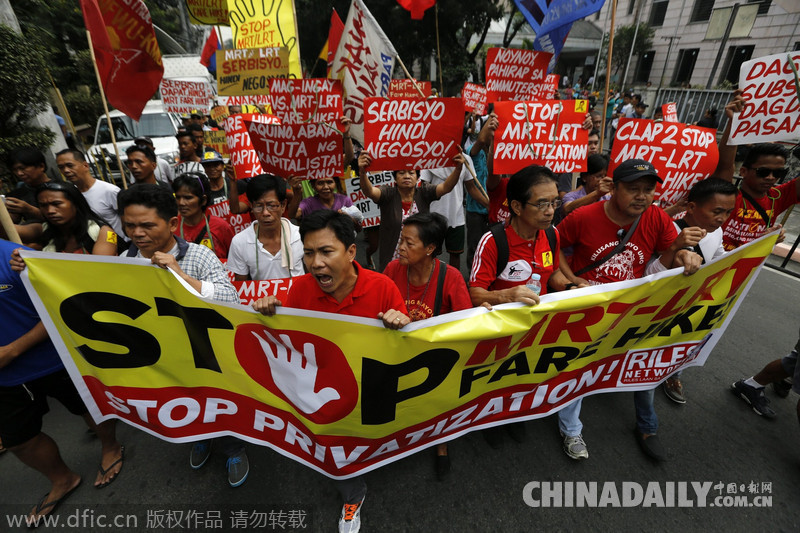 菲民众聚集示威 抗议火车票涨价