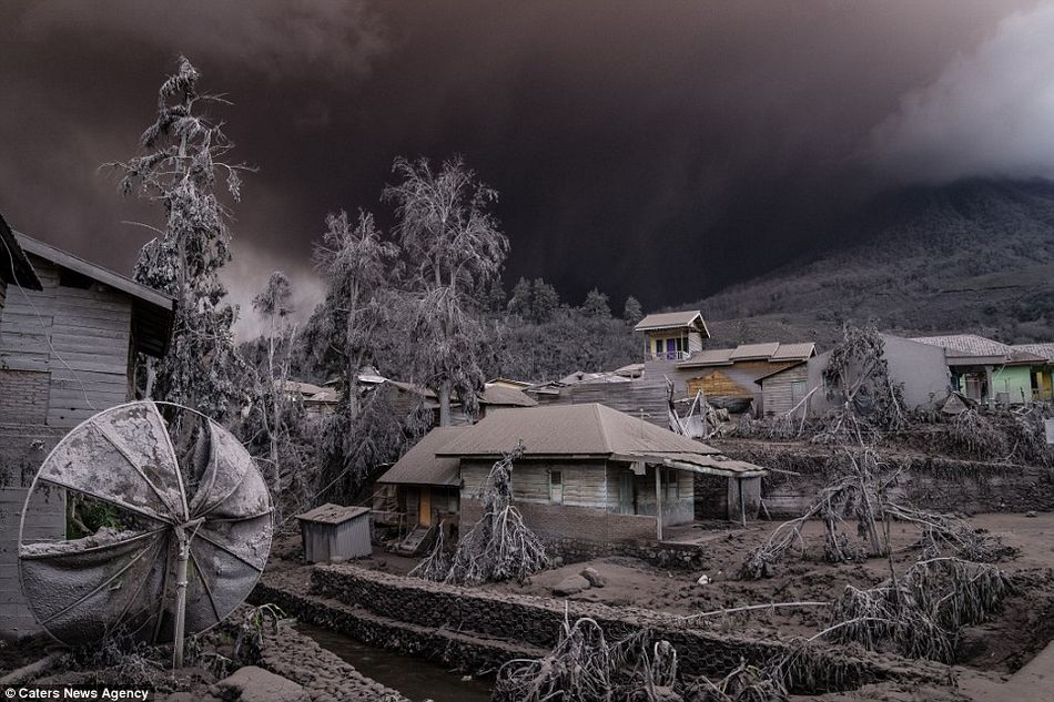 摄影师拍摄印尼火山喷发闪电雷鸣奇景