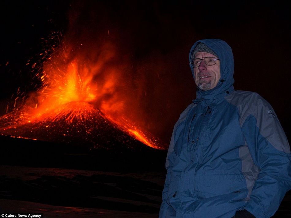 摄影师拍摄印尼火山喷发闪电雷鸣奇景