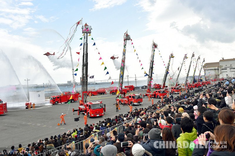 日本举行新年消防演习 消防员攀竹梯玩杂耍