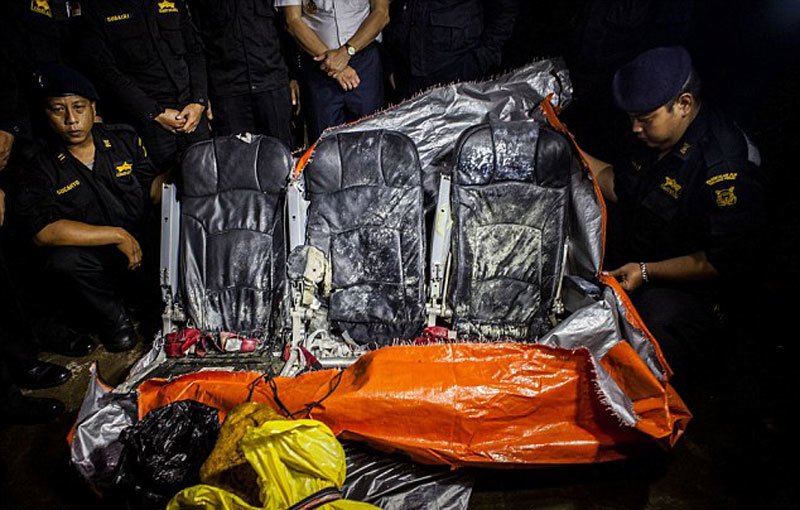 印尼海军展示亚航失事客机残骸及乘客遗物
