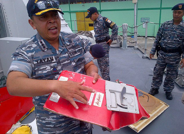 印尼海军展示亚航失事客机残骸及乘客遗物