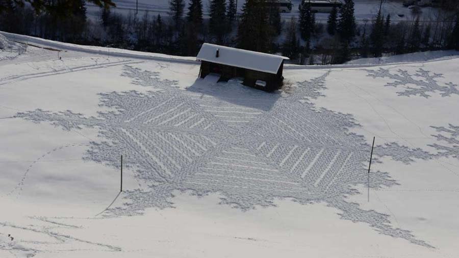 英国艺术家用双脚在雪地绘制几何图形