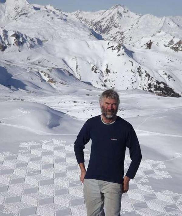 英国艺术家用双脚在雪地绘制几何图形