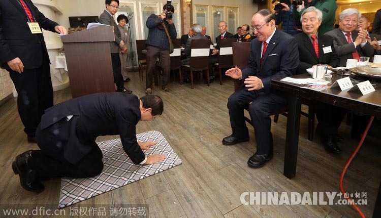 韩国首尔市长朴元淳出席新年座谈会 向老人行跪拜礼