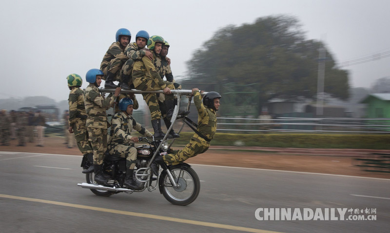印度将迎共和国日大阅兵 士兵彩排摩托车上叠罗汉