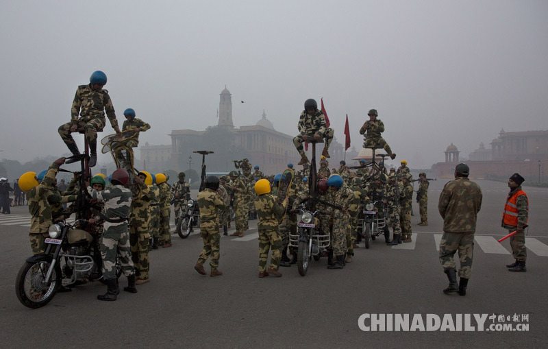 印度将迎共和国日大阅兵 士兵彩排摩托车上叠罗汉