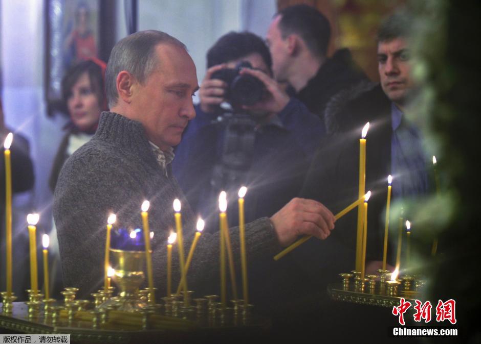 俄总统普京毛衣装出席东正教圣诞节庆祝仪式