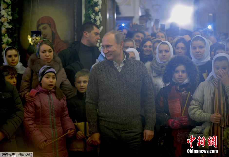 俄总统普京毛衣装出席东正教圣诞节庆祝仪式