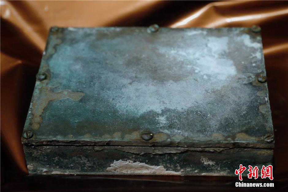 波士顿开启220年前“时间胶囊” 埋于州议会奠基