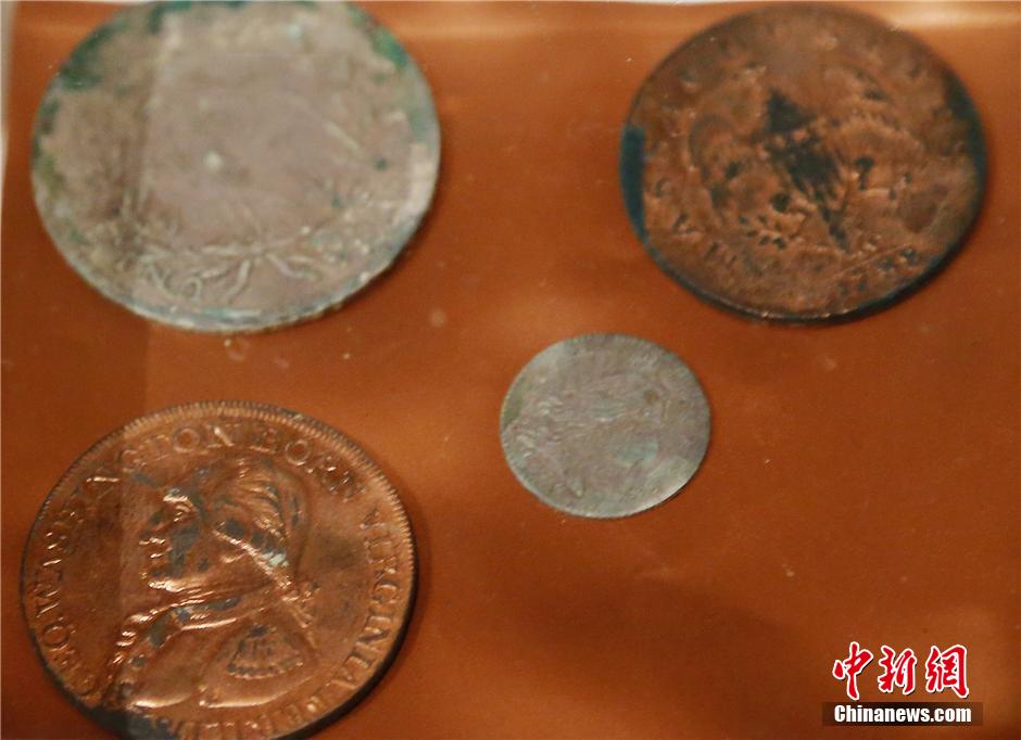波士顿开启220年前“时间胶囊” 埋于州议会奠基