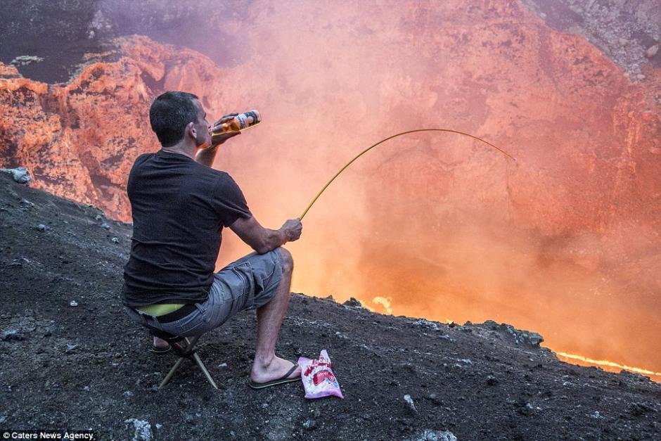 新西兰“淡定”男子 坐火山口喝啤酒烤棉花糖
