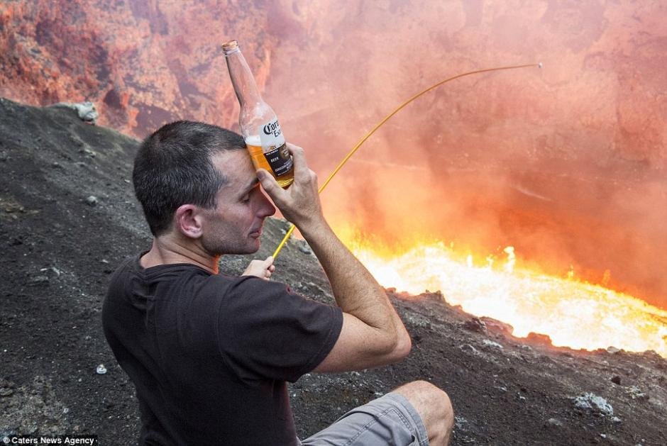 新西兰“淡定”男子 坐火山口喝啤酒烤棉花糖
